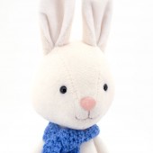 Кролик Макс в синем шарфике